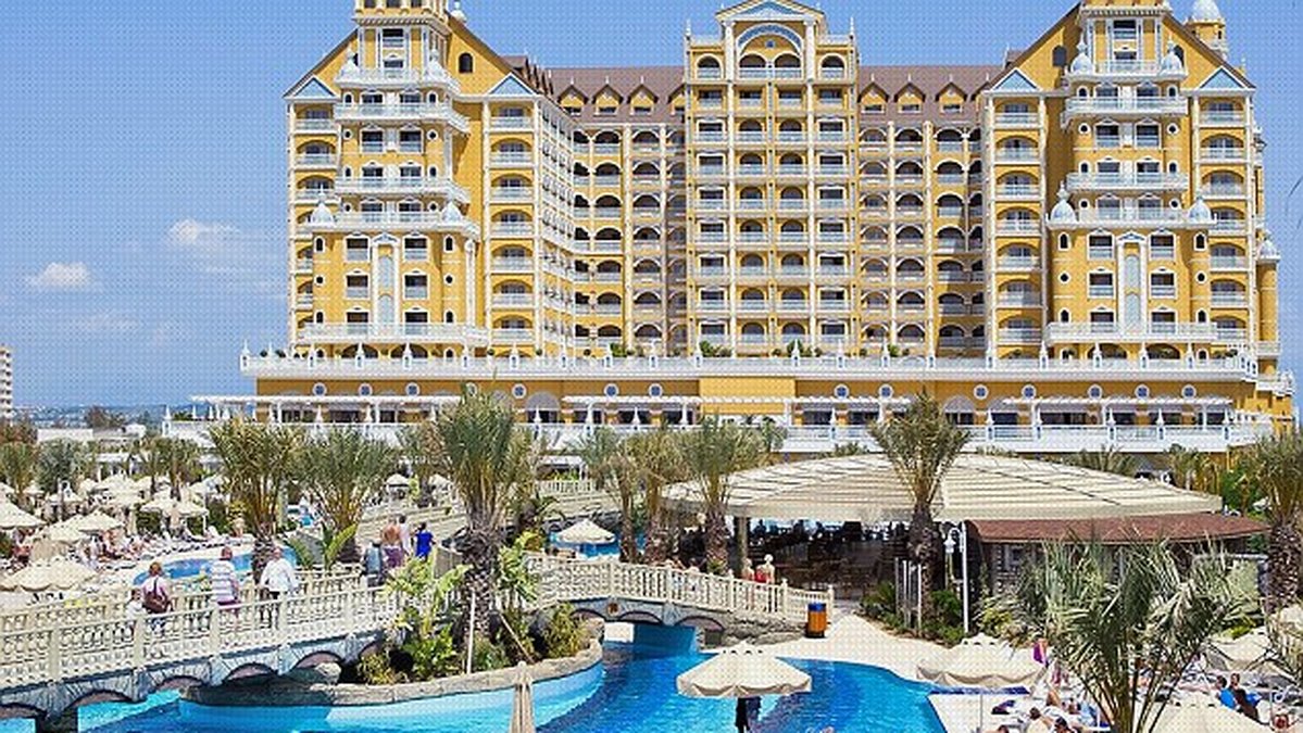 Klubben bytte hotell i Turkiet när de fick veta att 400 ryska modeller skulle dela poolområde med laget.