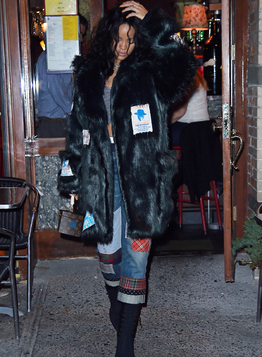 Rihanna lämnar restaurangen Da Silvano i New York. Rihanna lämnar restaurangen Da Silvano i New York.