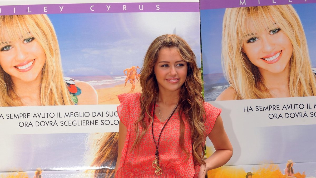 2009:  Miley Cyrus i jeans och en blus.