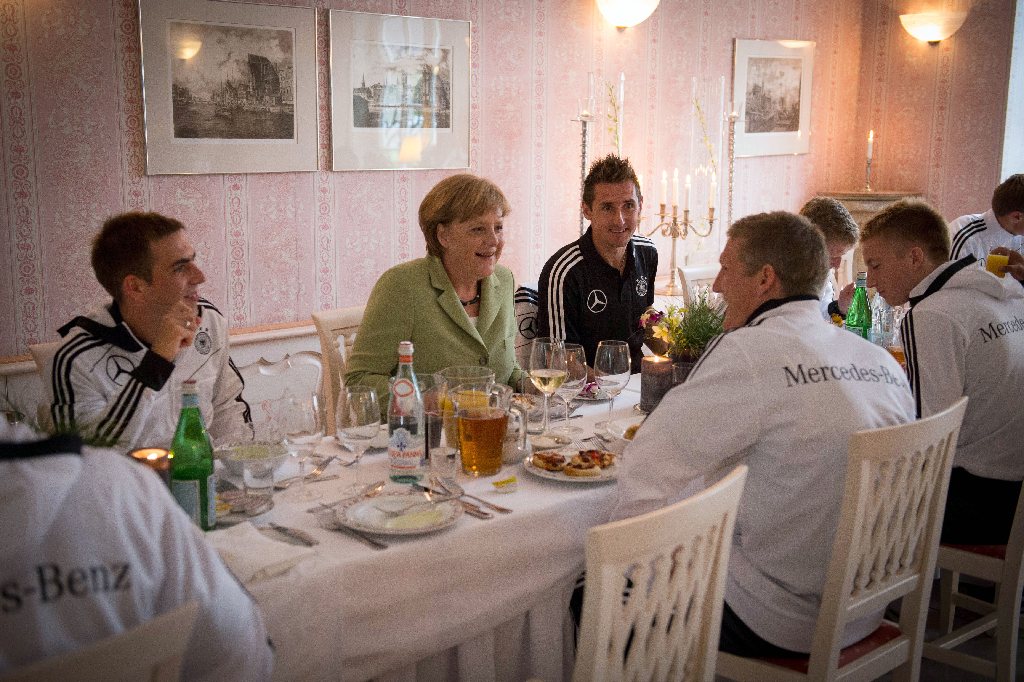 Inga brakfester lär dock vara att vänta. Det blir nog mer tillställningar liknande den på bilden. På onsdagen åt spelarna middag med Tysklands förbundskansler Angela Merkel.