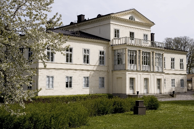 Haga slott, tidigare Drottningens paviljong, ligger i Hagaparken, Solna. 