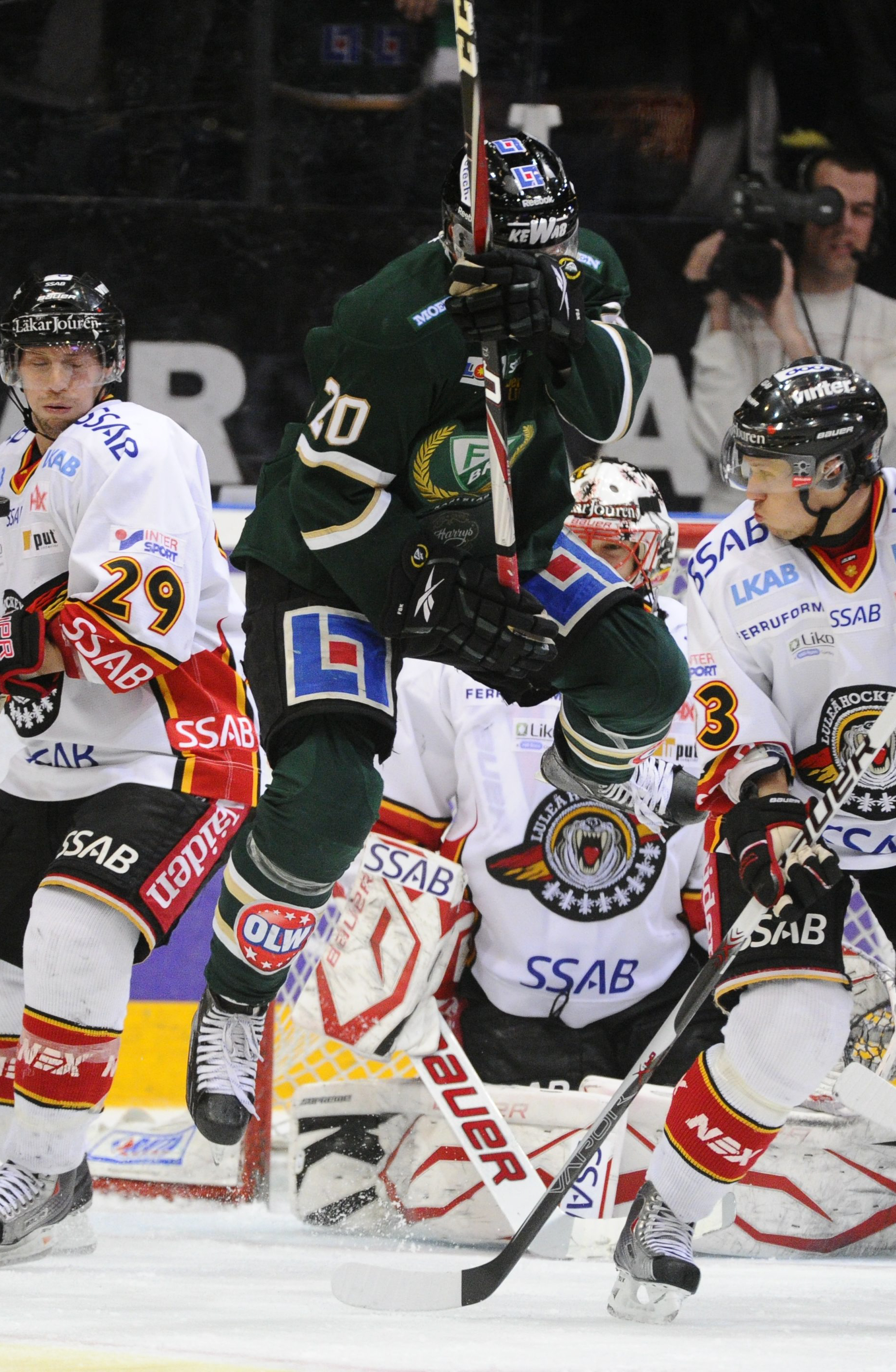 Färjestads Anders Bastiansen i luften mellan Luleås Chris Abbott. Färjestad vann matchen relativt enkelt med X-X. Färjestads Anders Bastiansen i luften mellan Luleås Chris Abbott. Färjestad vann matchen relativt enkelt med X-X.