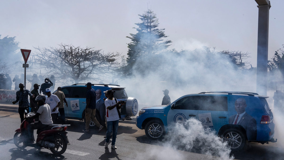 Kravallpoliser i Dakar sköt tårgas mot demonstranter i söndags.