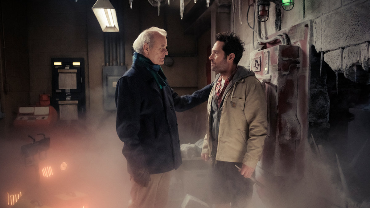 Bill Murray dyker upp för att rädda Paul Rudd och de nya spökjägarna i 'Ghostbusters: Frozen empire'. Pressbild.