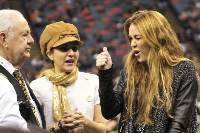 Miley Cyrus besöker arenan Superdome i New Orleans. 