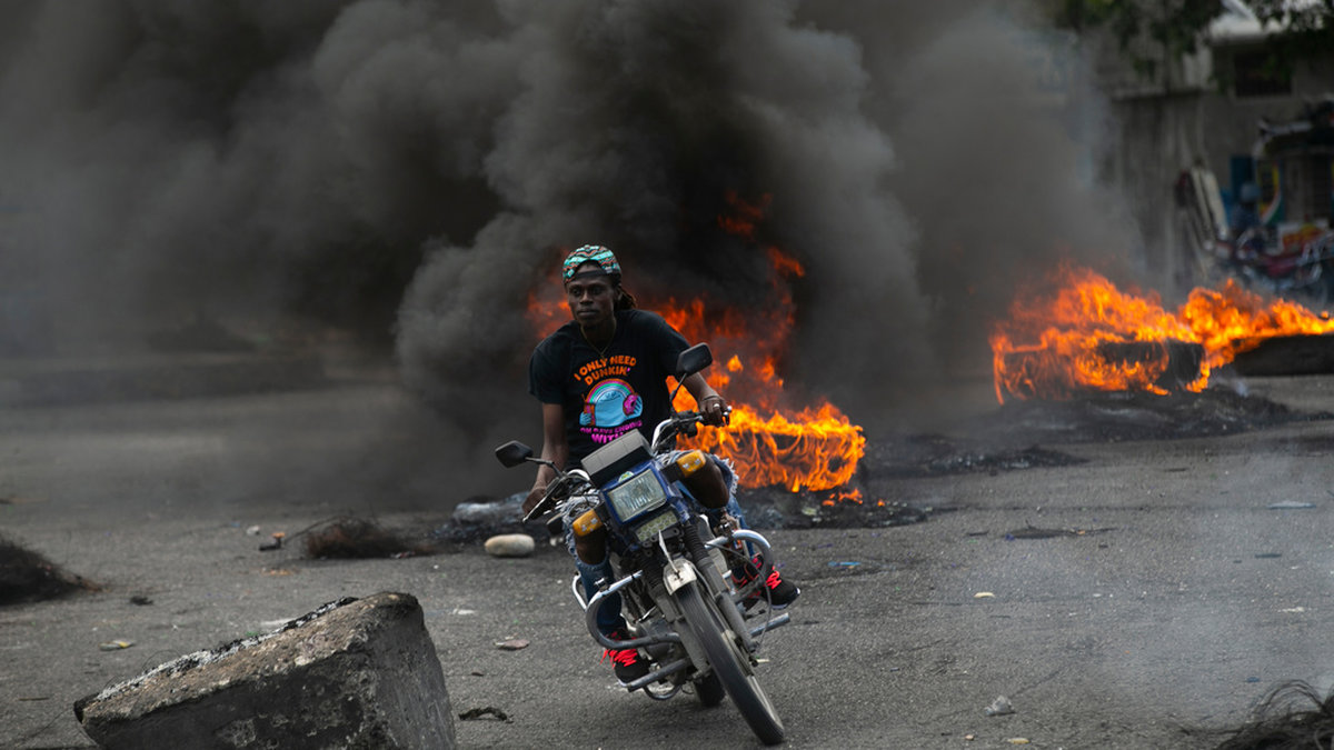 Oroligheter i Haiti försvårar för redan utsatta människor. Bild från huvudstaden Port-au-Prince på måndagen.