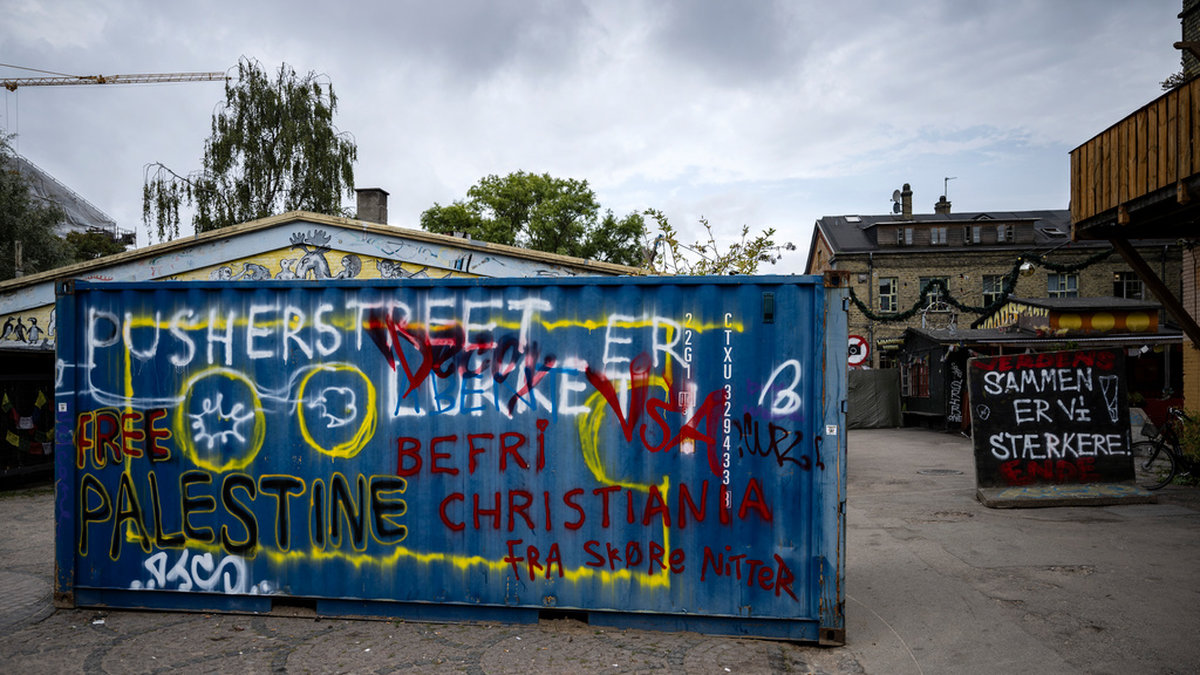 En nerklottrad container vid ingången till Pusher Street i fristaden Christiania i Köpenhamn i september 2023. Arkivbild.