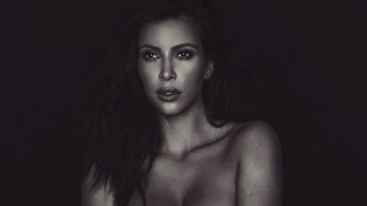 Kim Kardashian visar var skåpet ska stå. 