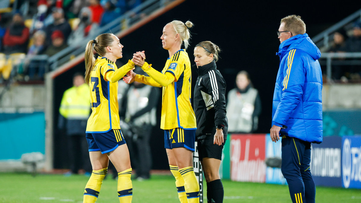 Elin Rubensson, till vänster, har startat Sveriges två inledande VM-matcher. Men det finns en del som talar för att det blir Caroline Seger, till höger, som tar plats i startelvan i sista gruppspelsmatchen mot Argentina.
