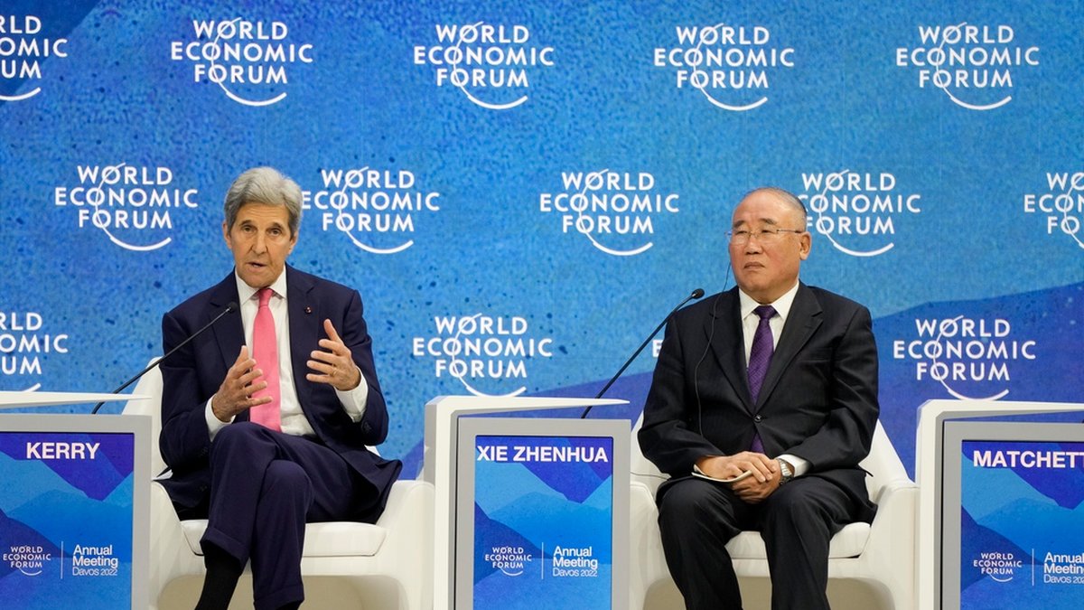 USA:s klimatsändebud John Kerry och hans kinesiske motsvarighet Xie Zhenhua möttes senast i början av november i Kalifornien i ett försök att återuppta avstannat samarbete. Här syns de under World economic forum i Davos 2022. Arkivbild.