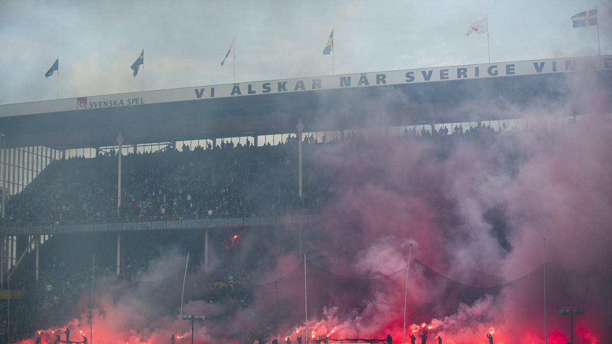 Djurgårdsfansen eldar under ett möte mot AIK.