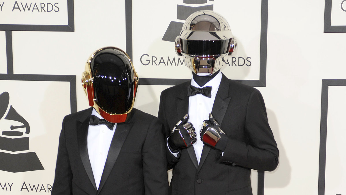 Daft Punk, som tog hem fem priser – kom så här. 