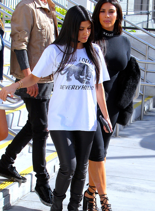 Kourtney och Kim Kardashian äter lunch i Los Angeles. Kourtney och Kim Kardashian äter lunch i Los Angeles.