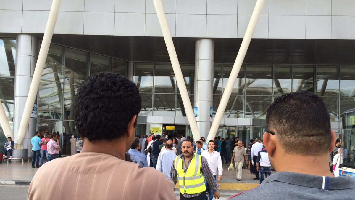 Egyptier har samlats utanför ankomsthallen på flygplatsen i Kairo.