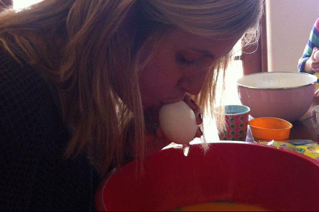 Vad gör man inte för sina barn...Heidi Klum blåser lungorna ur sig inför familjens äggmålning.