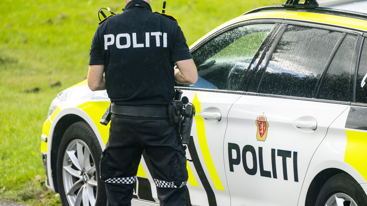 
Illustrasjon: Politimann med våpen og politibil.
Foto: Gorm Kallestad / NTB scanpix / TT / kod  20520
