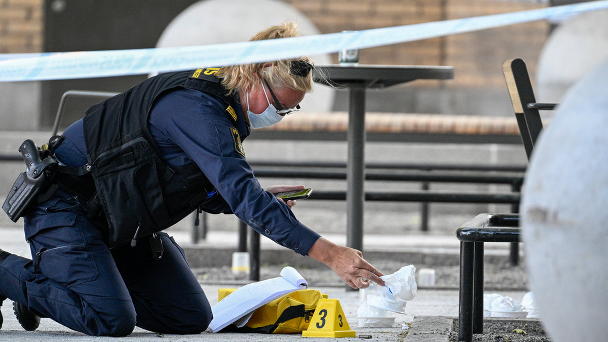 Polis och avspärrningar efter att fyra personer skjutits i Farsta i södra Stockholm på lördagen.