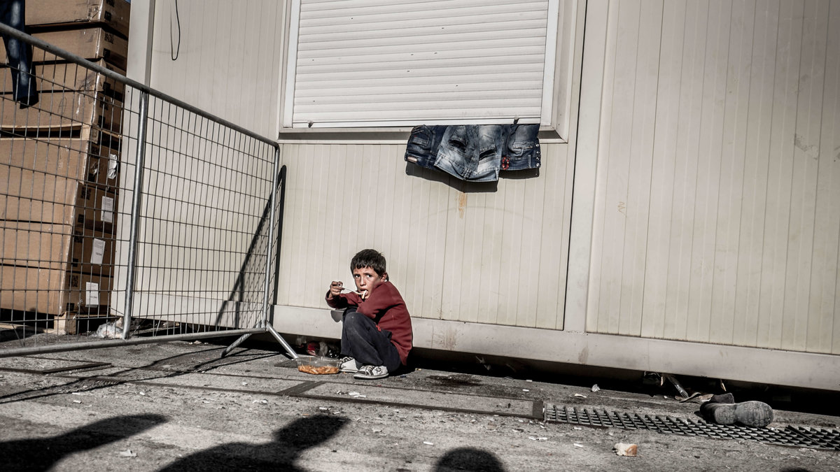 En pojke i ett flyktingläger på grekiska ön Samos.