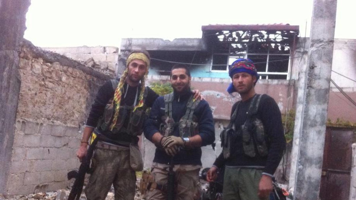 Rafael (i mitten) tillsammans med två kamrater i Kobane.