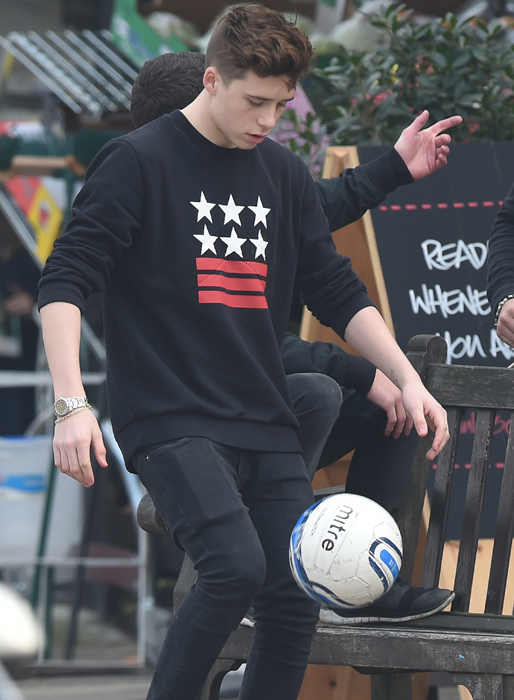 David Beckhams son Brooklyn spelar lite boll med sina kompisar. David Beckhams son Brooklyn spelar lite boll med sina kompisar.