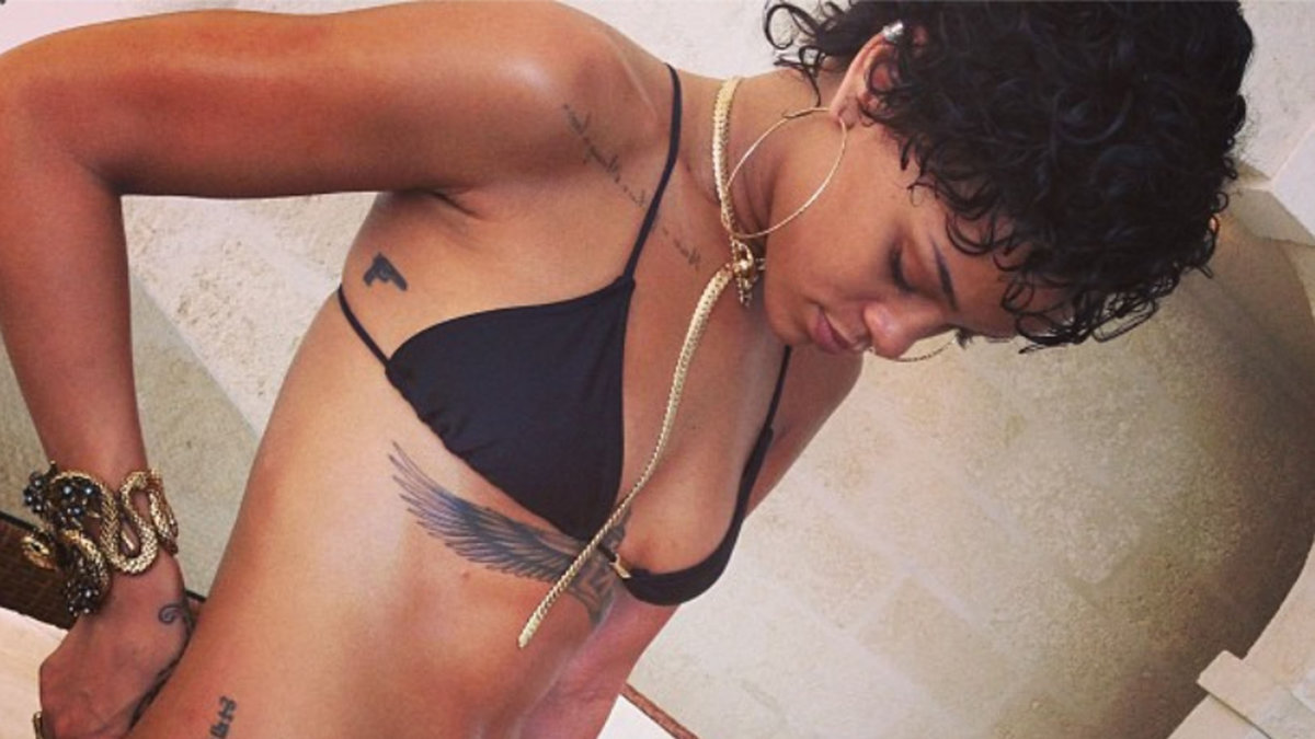 En av Rihannas mest berömda tatueringar är vingarna under brösten. 