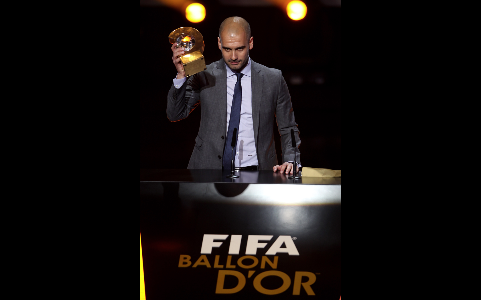 I januari fick han ta emot FIFA:s pris "World Coach of the year".