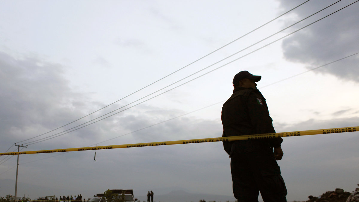 Bilden är från ett annat tillfälle då den gängkriminaliteten har skördat offer i Mexiko. Då hittade tio döda kroppar utanför Mexico City.
