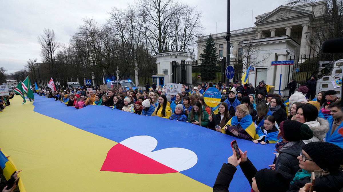 Ukrainare och polacker protesterar mot Rysslands krig i Ukraina framför den ryska ambassaden i Warszawa i februari.