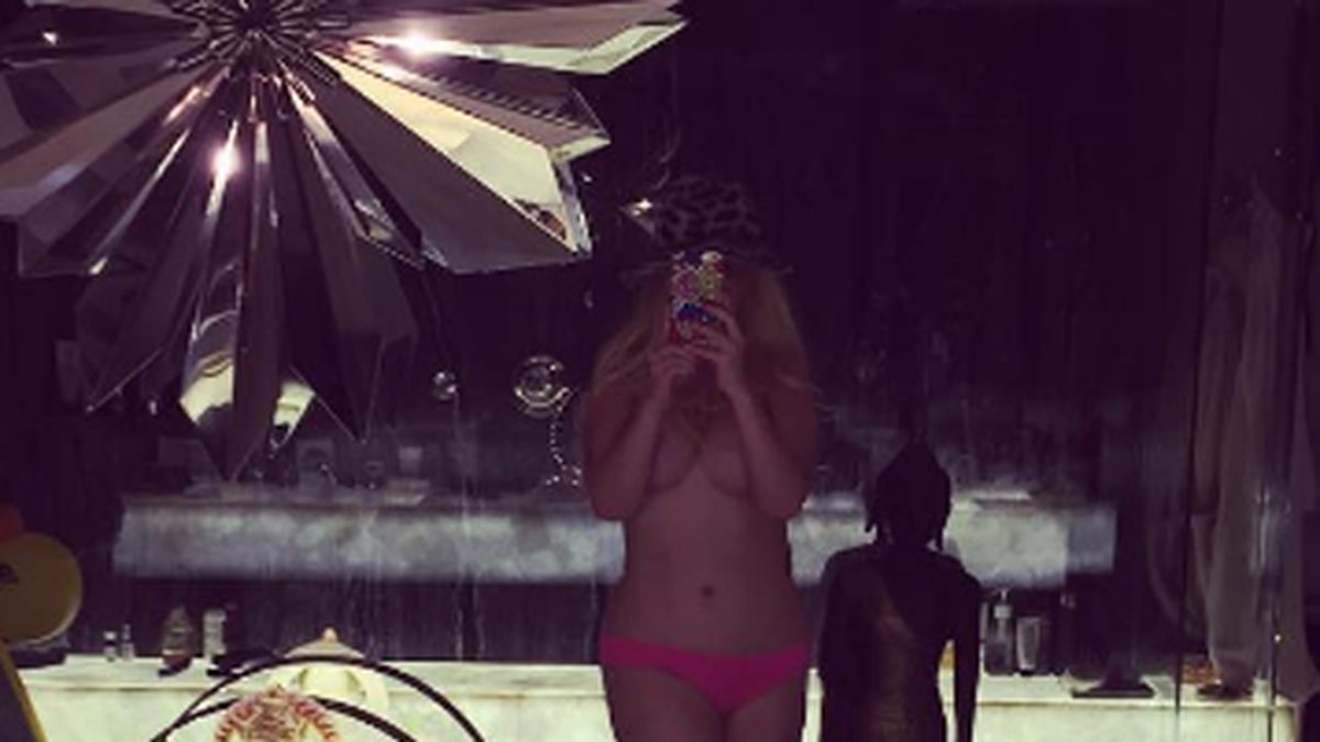 Christina Aguilera tar en spegelselfie. 