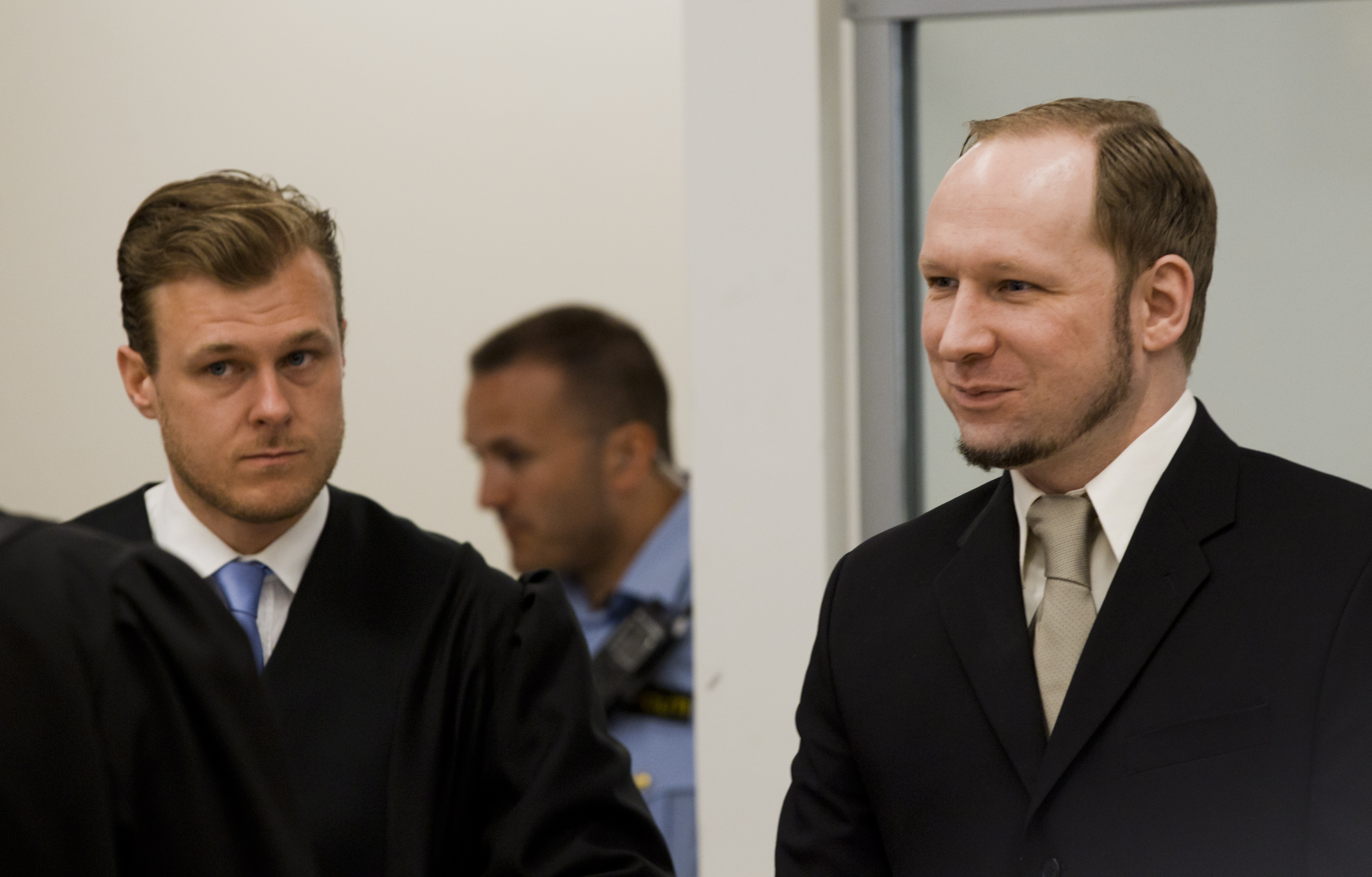 Ett vittne berättar om hur han sett Anders Behring Breivik le samtidigt som han sköt ner ungdomarna.