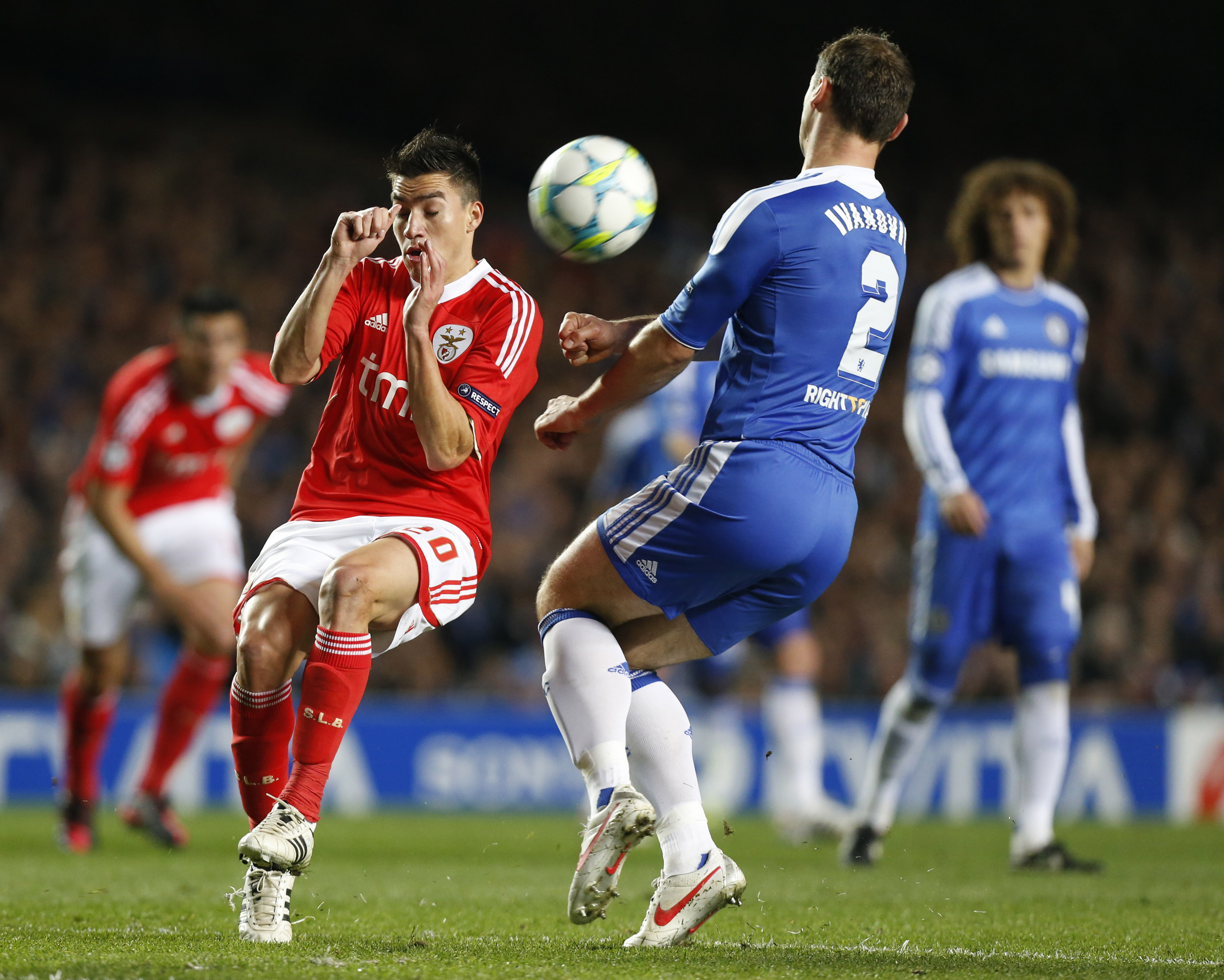 Kampen på kanten mellan Gaitan och Ivanovic fortsatte. Kampen på kanten mellan Gaitan och Ivanovic fortsatte.