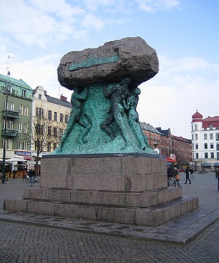 På Möllevångstorget och på andra platser i Malmö tvingades den förståndshandikappade 14-åriga flickan sälja sex till främmande män.