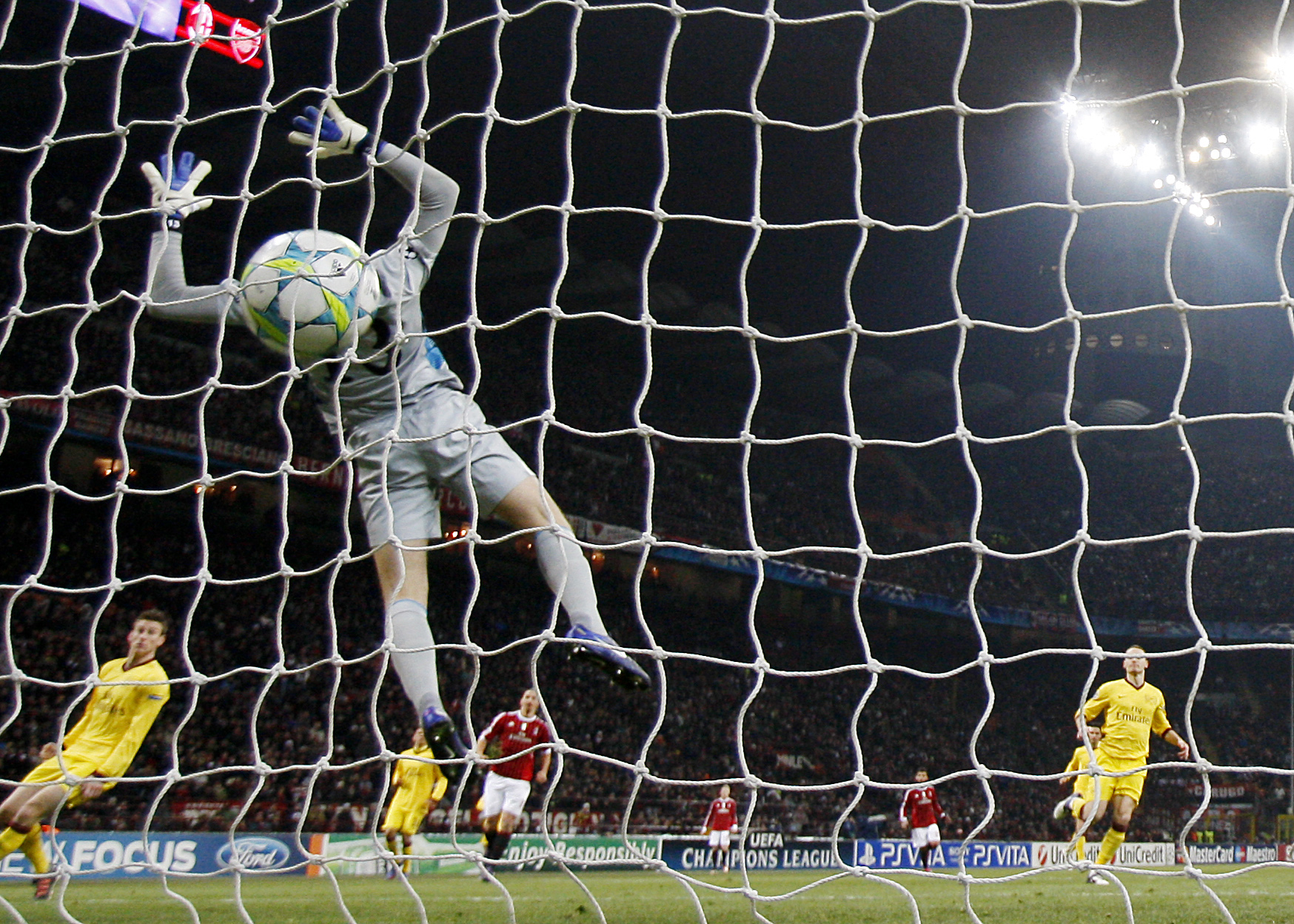 Milan rivstartade och det var en tyskghanan som inledde målskyttet. Wojciech Szczesny i Arsenal-målet var chanslös. Milan rivstartade och det var en tyskghanan som inledde målskyttet. Wojciech Szczesny i Arsenal-målet var chanslös.