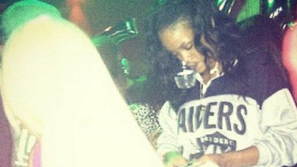 Rihanna räknar sedlar för en lapdance.