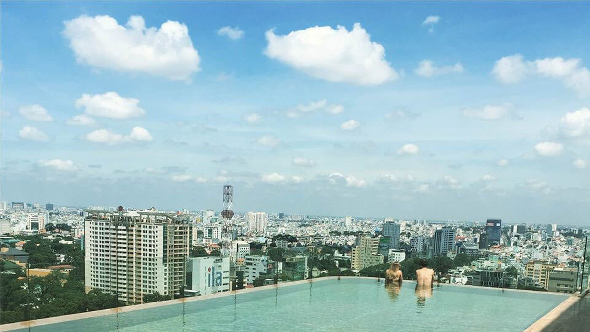 Från den här takpoolen till Hotel des Arts Saigon får du ett härlig vy ut över Ho Chi Minhs skyline. Poolen har en infinity-bassäng på 1,2 meters djup.