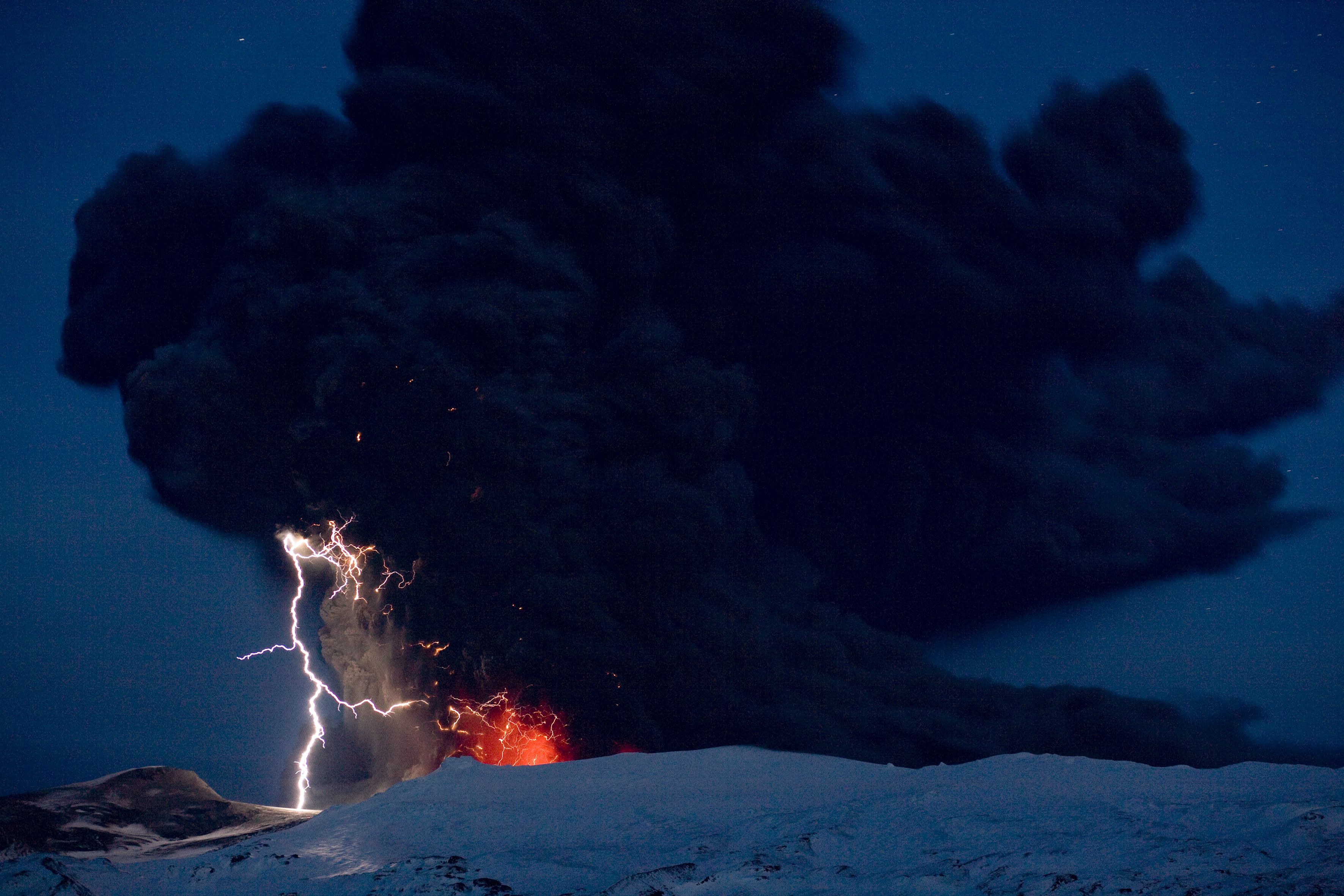Eyjafjallajokull, isländsk vulkan efter utbrott, i samband med blixt.