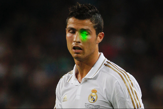 Ronaldo attackerad än en gång. Det är något med Barçafansen och gröna laserpekare. Ronaldo attackerad än en gång. Det är något med Barçafansen och gröna laserpekare.
