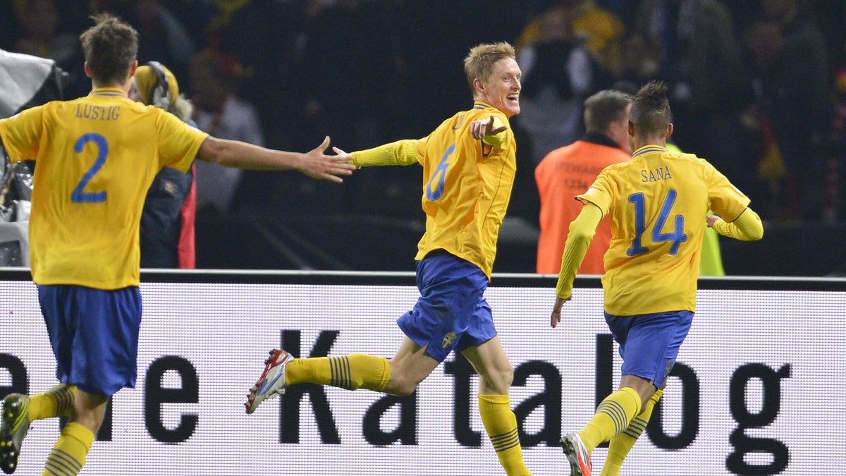 Rasmus Elm firar sitt 4–4-mål. Han kan få fortsätta att fira i Kanal 5 då de köper in fyra VM-kvalmatcher från TV4.