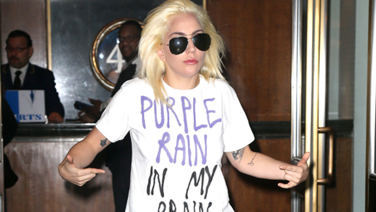 Lady Gaga hyllar Prince med sin T-shirt i New York. 