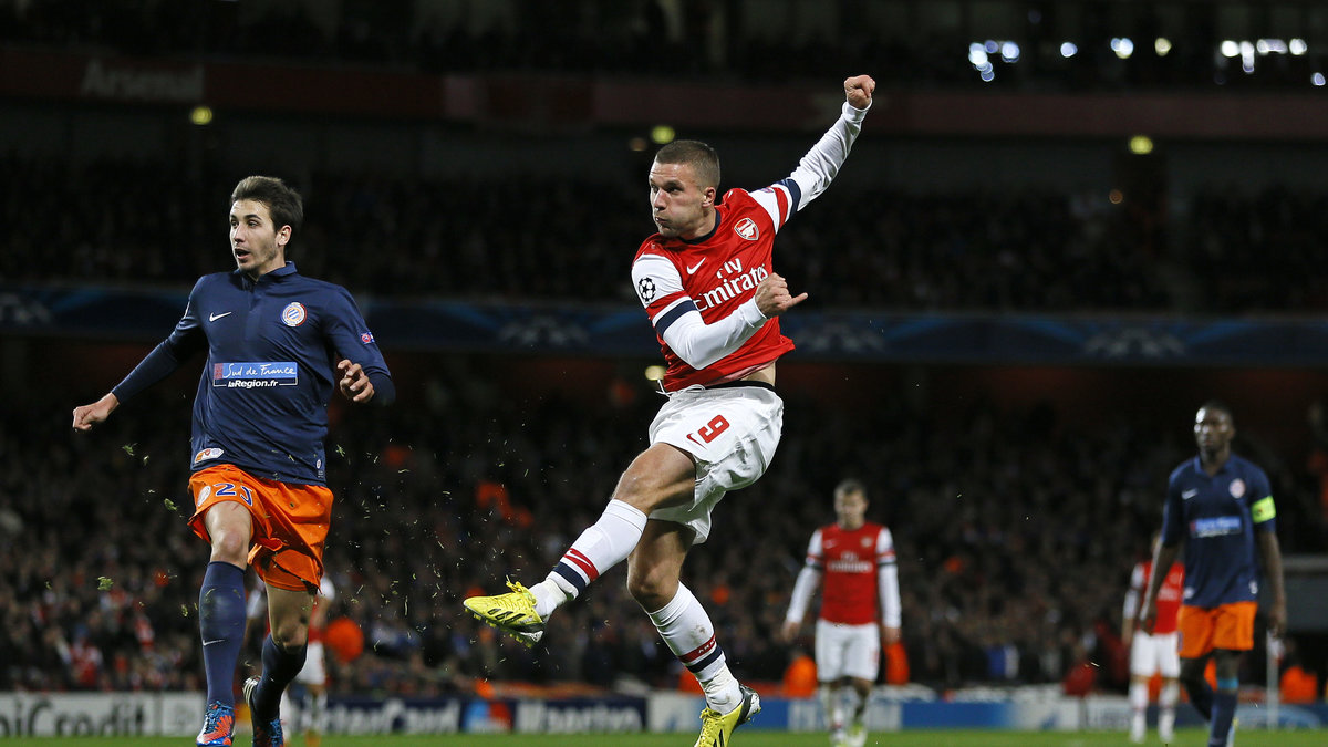 Lukas Podolski gjorde ett riktigt pangmål när hans Arsenal slog Montpellier och tog sig till slutspel.
