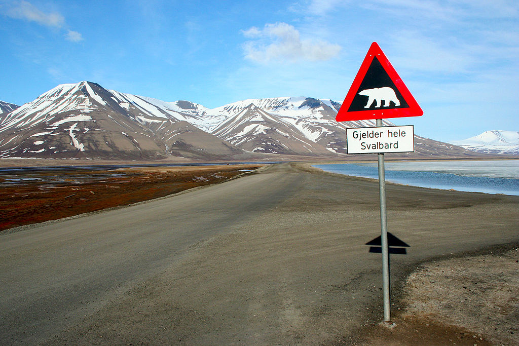 Varningsskylt för isbjörnar på Svalbard Varningsskylt för isbjörnar på Svalbard