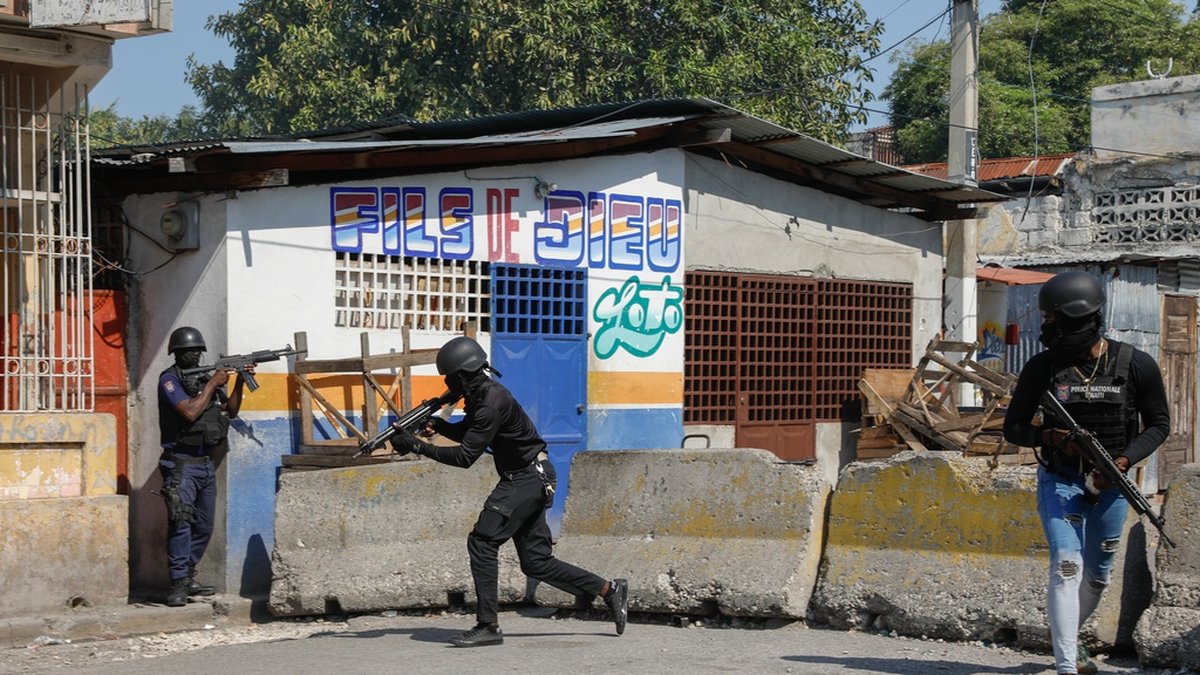 Polis patrullerar ett område vid ett fängelse, som stormades och utrymdes tidigare i månaden, i Port-au-Prince. Bild från den 14 mars.