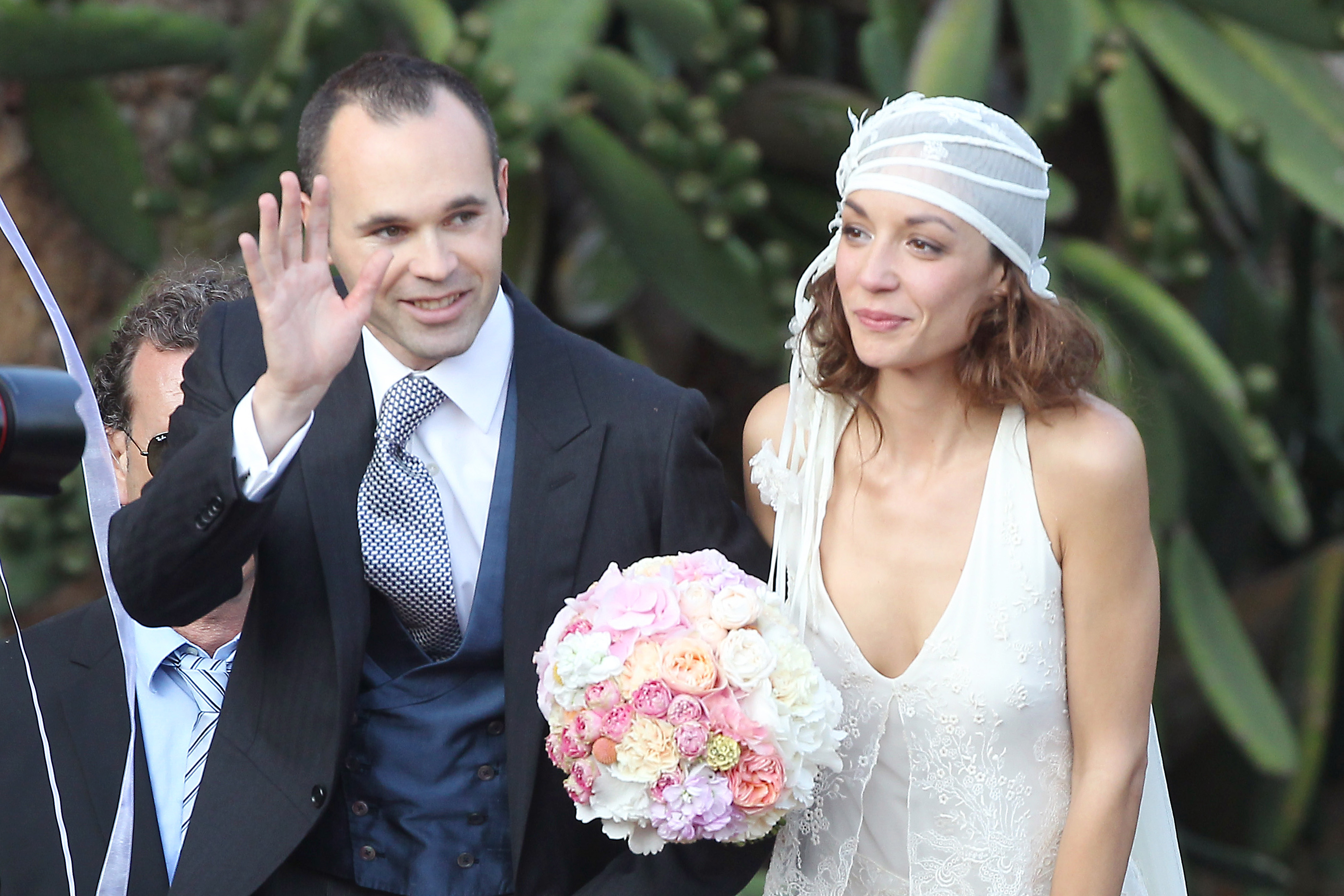 Någon grabbig solsemester blir det inte för EM:s bäste spelare Andres Iniesta. Han gifte sig med Anna Ortiz istället. Någon grabbig solsemester blir det inte för EM:s bäste spelare Andres Iniesta. Han gifte sig med Anna Ortiz istället.