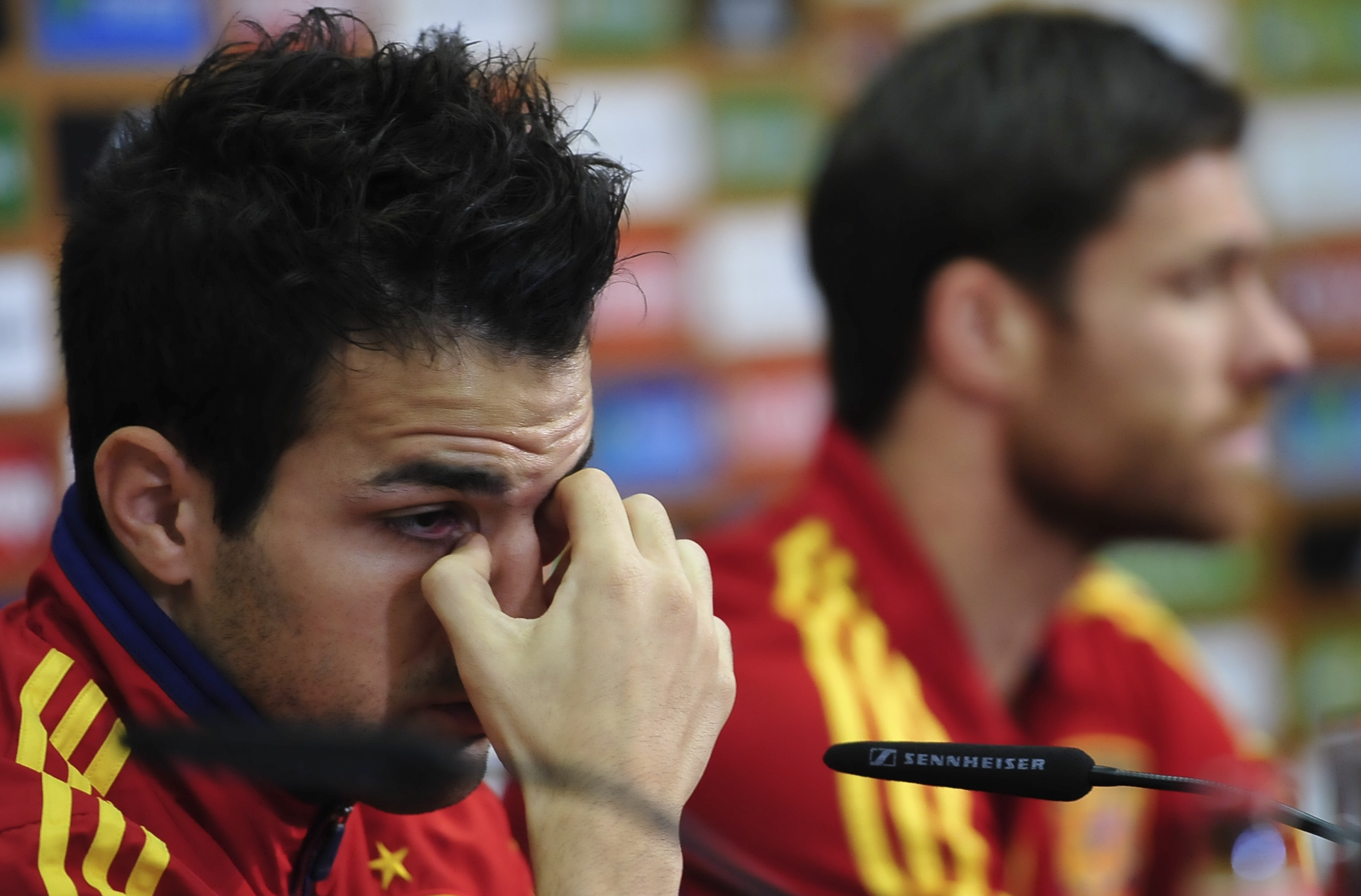 Cesc Fabregas grät på presskonferensen efter beskedet. 