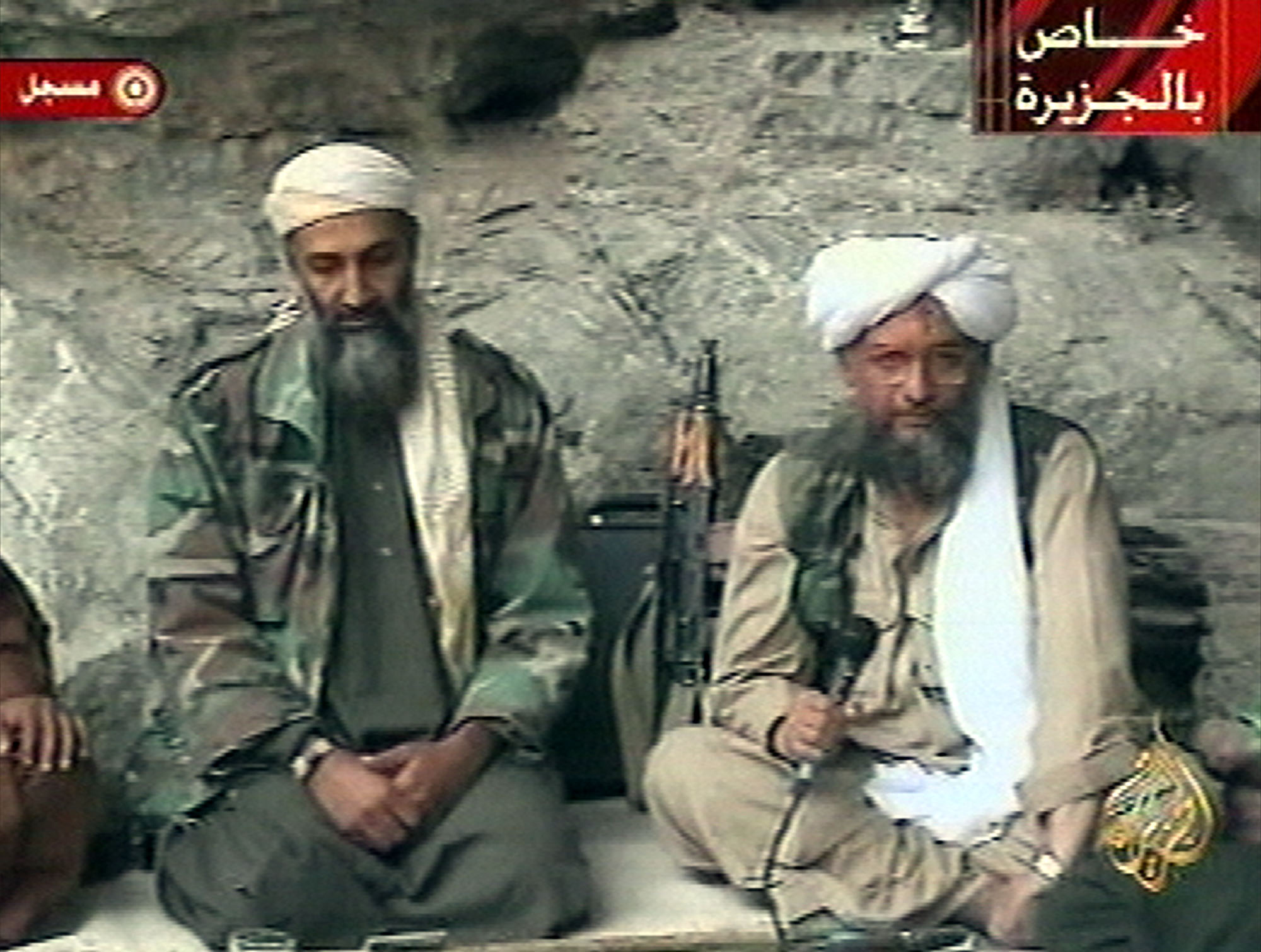 Bredvid Usama Bin Laden sitter Ayman al-Zawahri, som nu efterträff som al-Quaidas ledare efter Bin Laden. 
