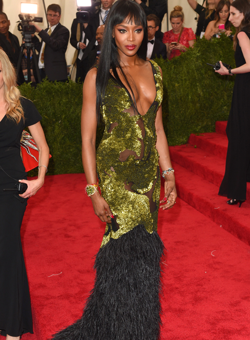 Naomi Campbell kom i en mossgrön och lite småtrist långklänning.