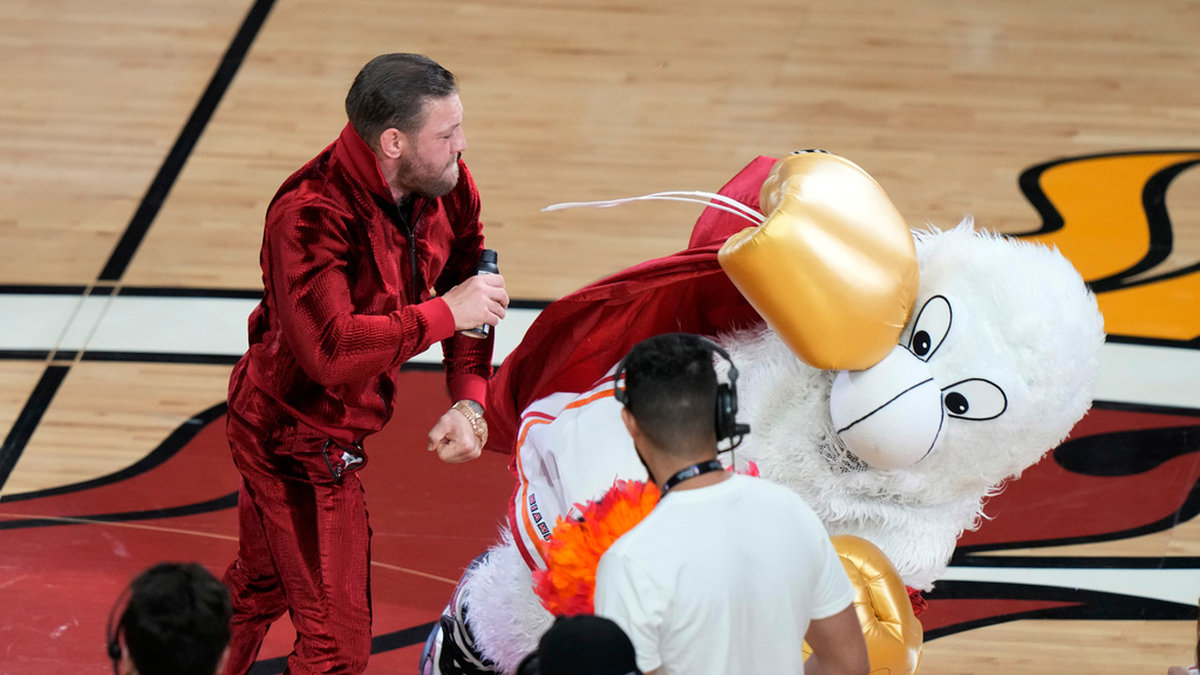MMA-fajtern Conor McGregor golvade Miamis maskot under en av finalmatcherna i NBA förra veckan.