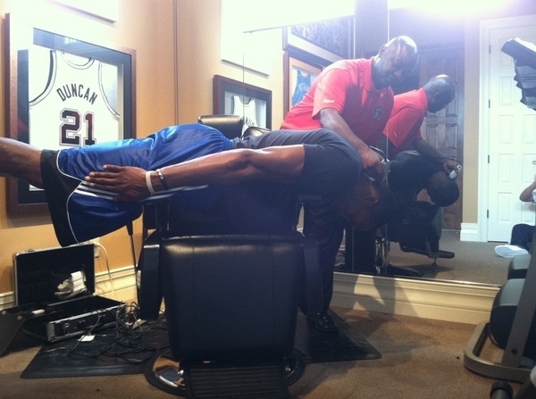 Dwight Howard som spelar för Orlando Magic får massage samtidigt som han plankar.