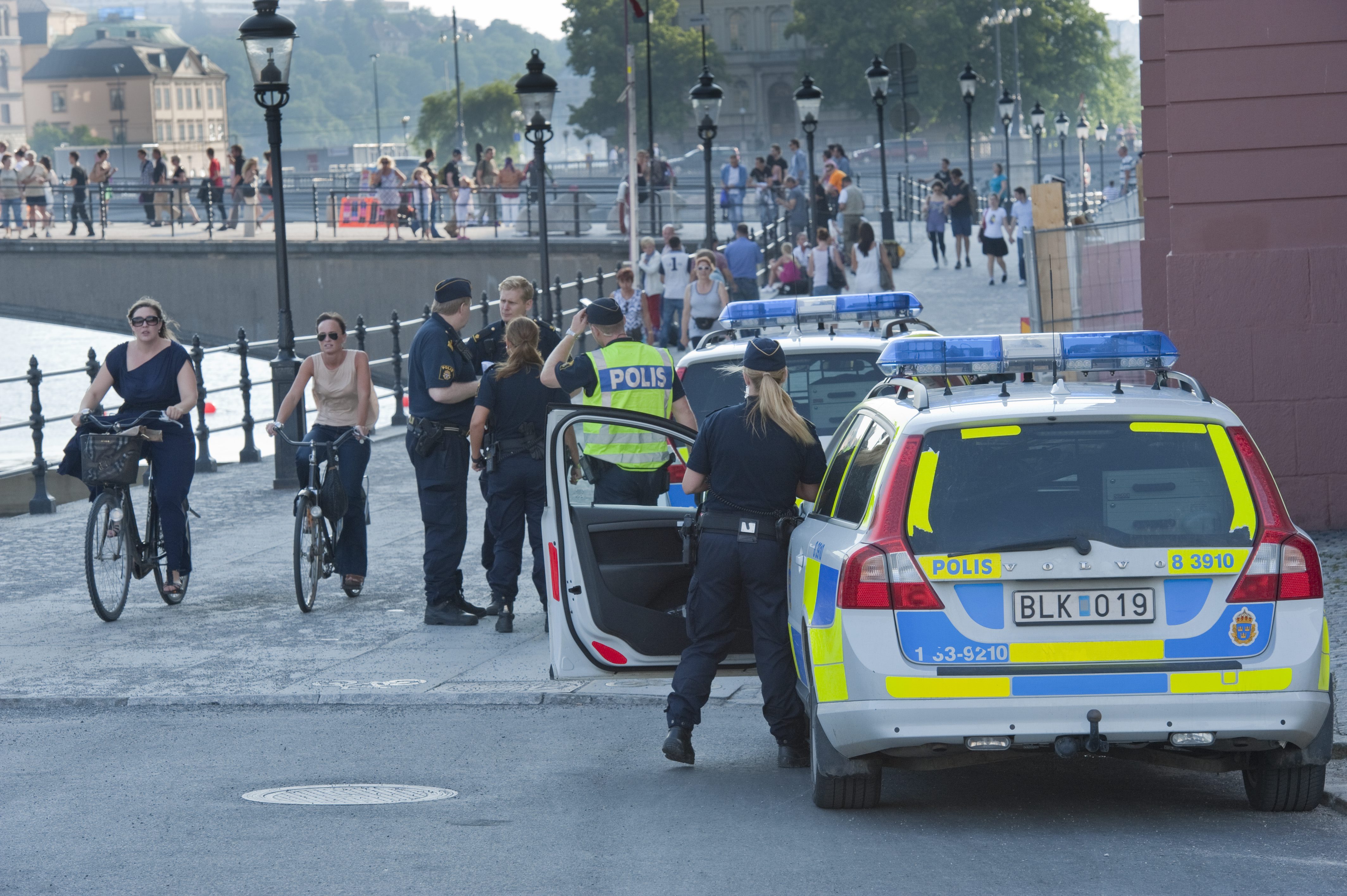 Polisen utökade sin bevakning vid Rosenbad, Reinfeldts bostad och UD.