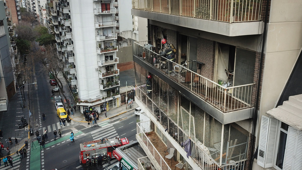 Elden spred sig snabbt över två våningsplan i det fjorton våningar höga huset i Buenos Aires.